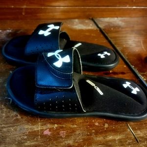 Under armour kids black sandels sz 12